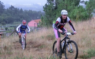 dos hombres realizando una ruta en btt.jpg